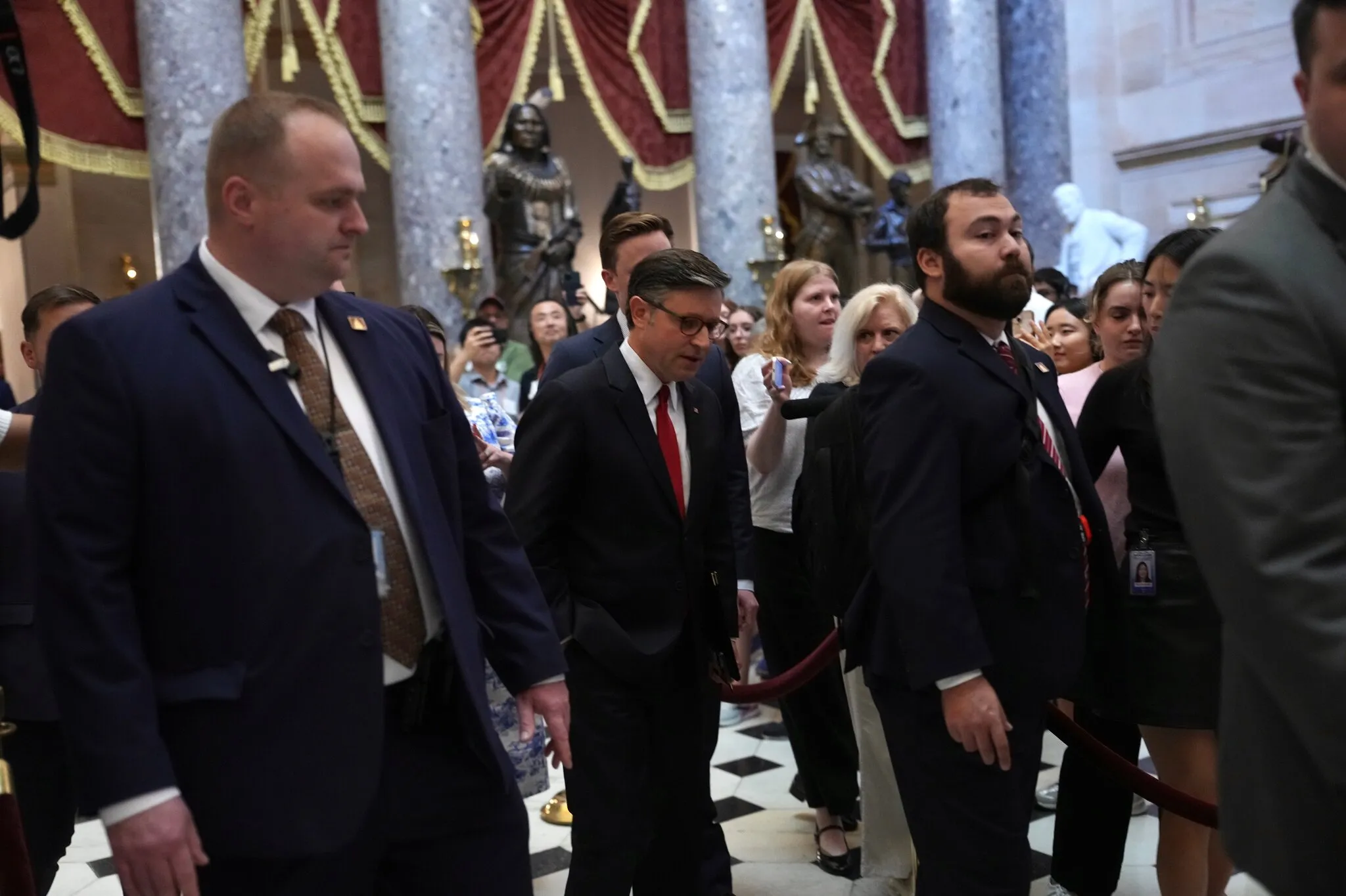 Спікер Майк Джонсон, який не спав понад 24 години, зараз виступає та дякує колегам, посадовцям Білого дому та, звісно ж, президенту Трампу.